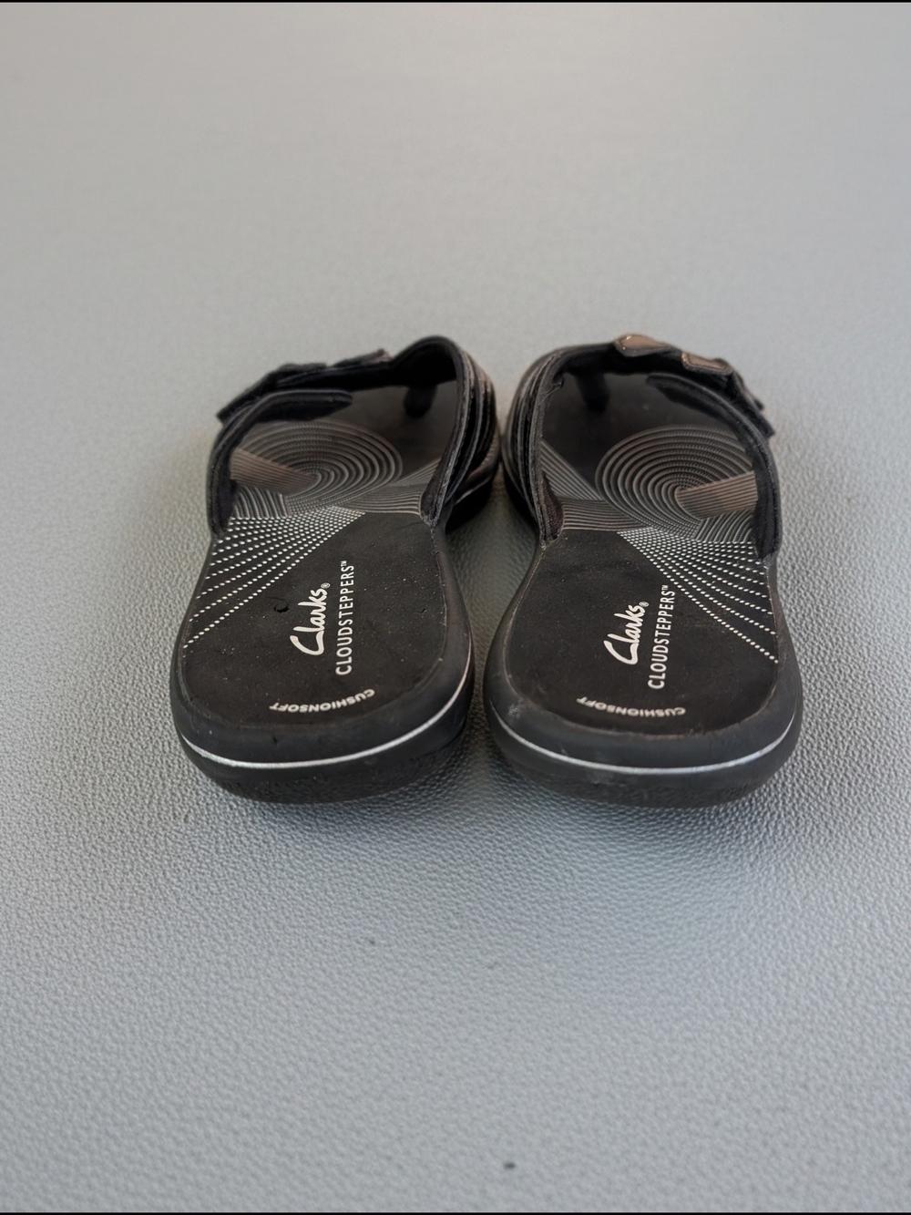 Almost New Clarks Black Patent Floral Thong Sandals Size 8 - Picture 3 of 5